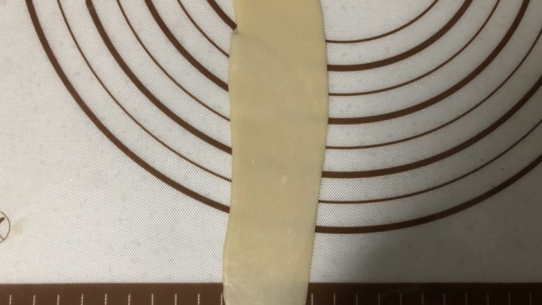 椒盐芝麻牛舌饼,上擀一下下擀一下,由上至下卷起
