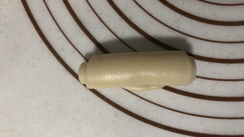椒盐芝麻牛舌饼,把面皮翻面,然后由上至下卷起来(当然你也可以由下至上)