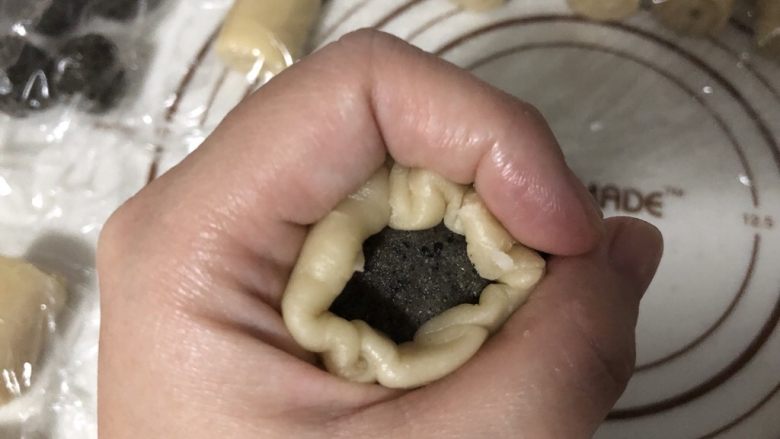 椒盐芝麻牛舌饼,用虎口慢慢收紧,封口
