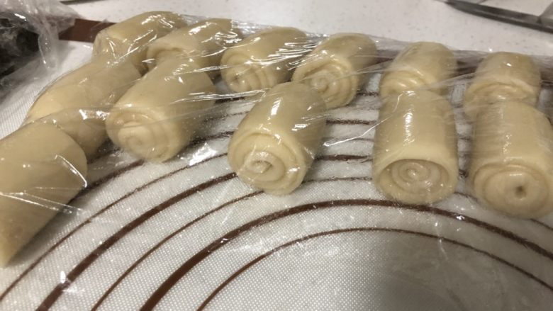 椒盐芝麻牛舌饼,全部卷好,盖保鲜膜静置十五分钟