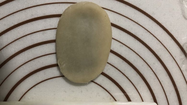 椒盐芝麻牛舌饼,擀面杖上下擀,擀成椭圆形