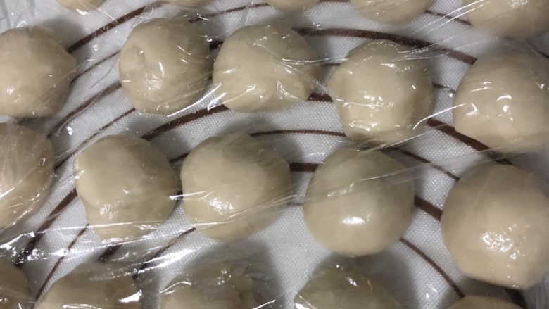 椒盐芝麻牛舌饼,水油皮平均分成20个盖保鲜膜备用,一定要盖不然皮会变干