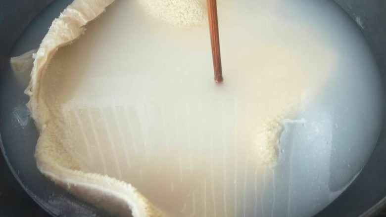凉拌牛肚,煮到用筷子可以扎透就可以了。关火,在锅中再闷2分钟。