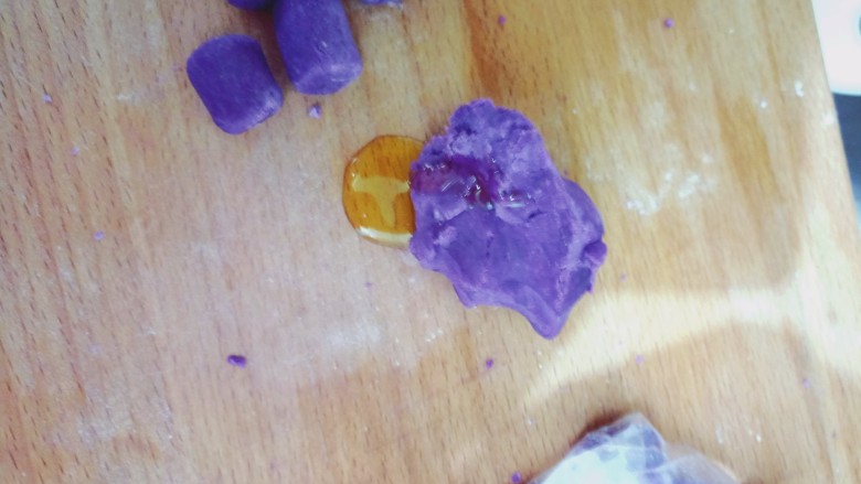 椰奶红豆芋圆,对不起放错图了,加油!和起来面团还会软一点~