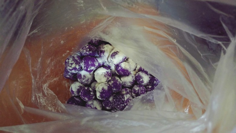 椰奶红豆芋圆,剩余的都捏成团搁冰箱冷冻,撒面粉防粘。我在捏团子的时候突然想做一朵小花花~