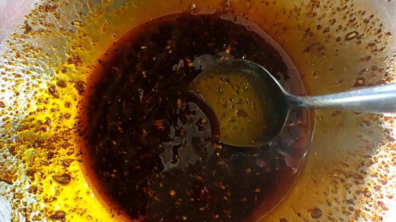 秘制土豆,准备一个小奶锅 倒入适量食用油后烧热 
浇入粉中、边倒边用勺子拌匀