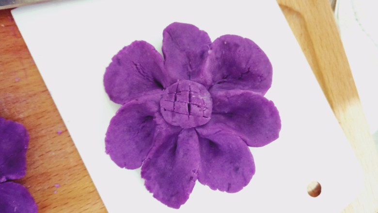 椰奶红豆芋圆,底部沾水轻按在花瓣中央~左边是我试验时干到没法操作碎稀烂的失败品_(:з」∠)_,本来想着别做花了,那样晚上可能睡不着!