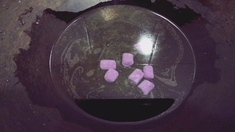 椰奶红豆芋圆,熬红豆汤的时候另起一干净铁锅或者别的什么你爱用的锅,冷水下芋圆