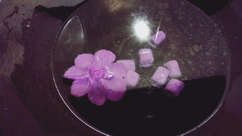 椰奶红豆芋圆,小心放入小花花,用勺子轻拨防止粘连,中小火,盖盖