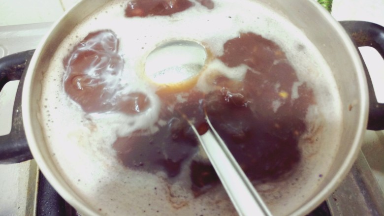 椰奶红豆芋圆,搅至汤汁浓稠关火,盛入碗中
