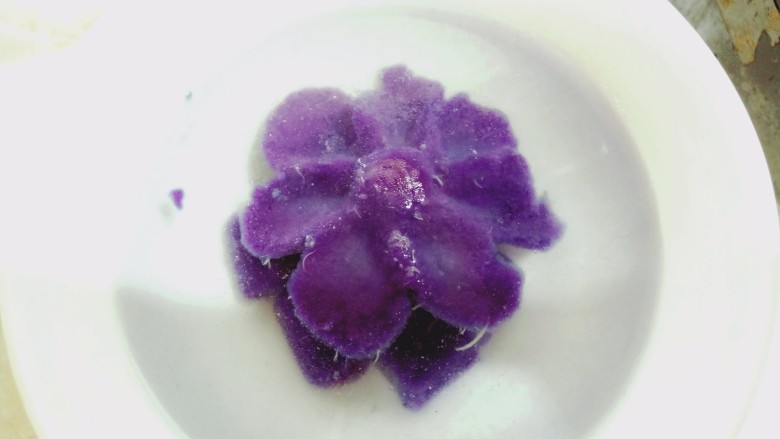 椰奶红豆芋圆,用漏勺捞入冷水中,增强弹性口感~煮好的小花花还是很好看的嘛,过凉水后放入盛好的红豆羹中