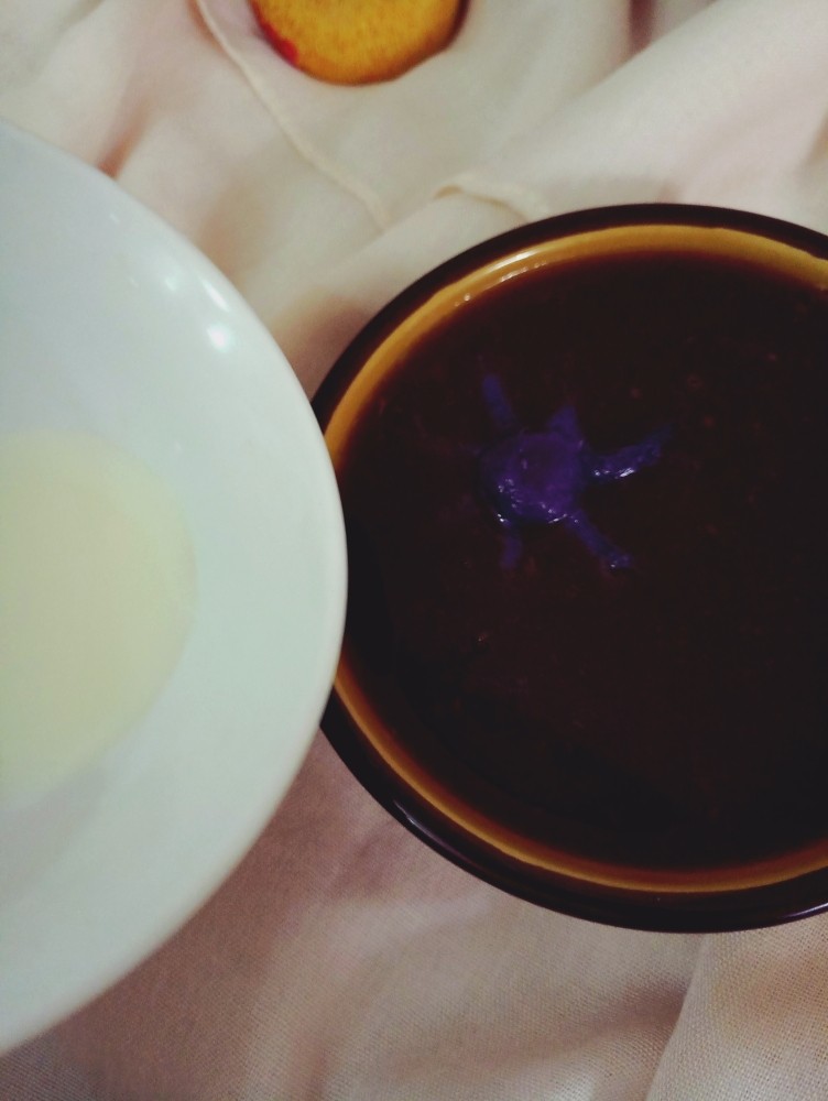 椰奶红豆芋圆,沿着碗边缓缓倒入。不用椰奶,家里有桂花糖的加入一勺桂花糖也是极好