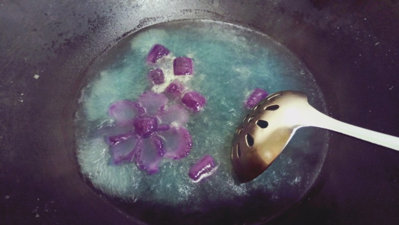 椰奶红豆芋圆,芋圆煮至全部浮起,关火