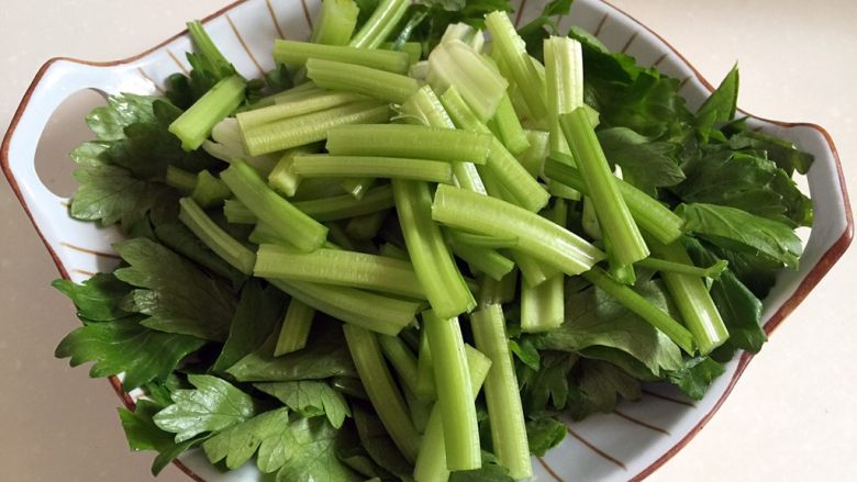 芹菜胡萝卜炒肉丝,芹菜切段