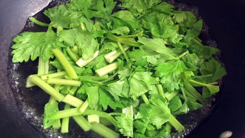芹菜胡萝卜炒肉丝,锅内烧开水,放入芹菜烫一分钟