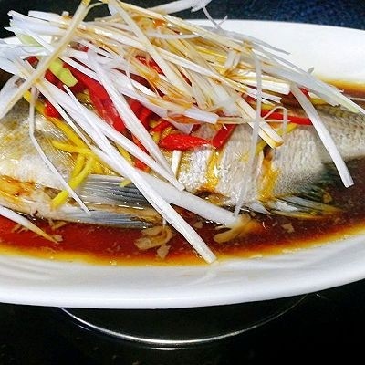 年年有鱼--清蒸海鲫鱼,铺上大葱丝后再淋一勺蒸鱼豉油,再次上锅蒸熟