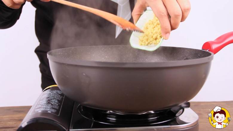 蟹黄豆腐,转大火,下姜末。