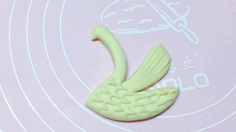 双天鹅花馍,捏出天鹅的头和嘴巴,如上图。