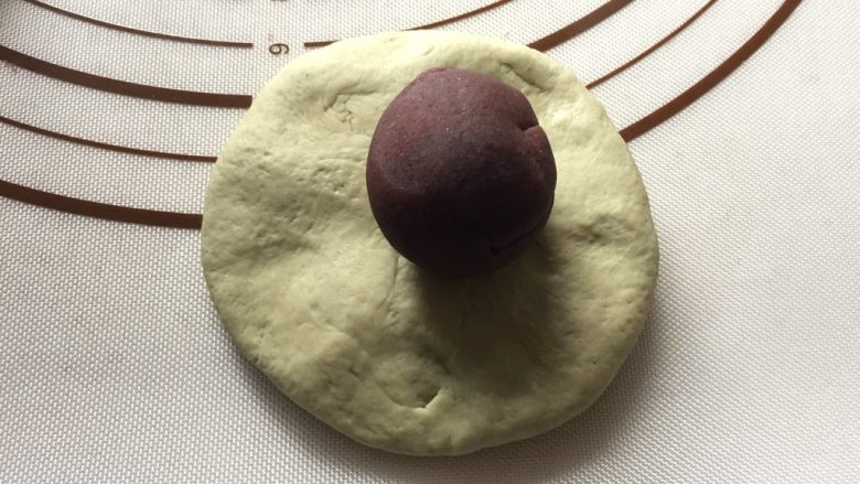 青蛙造型馒头,将抹茶面团擀成饺子皮,将豆沙馅包入面团中(不喜欢甜味可忽略此步骤)