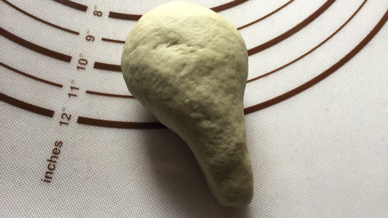青蛙造型馒头,将包好的面团收口朝下,揉搓成蝌蚪形状