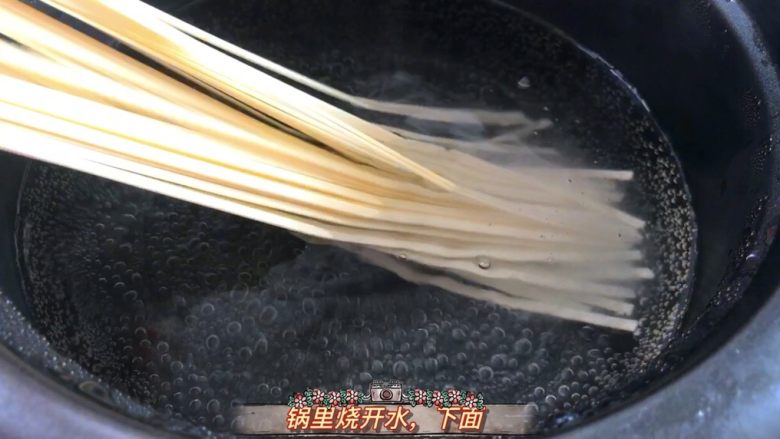 鱼香茄子 番茄鸡蛋面,锅里烧开水,下面