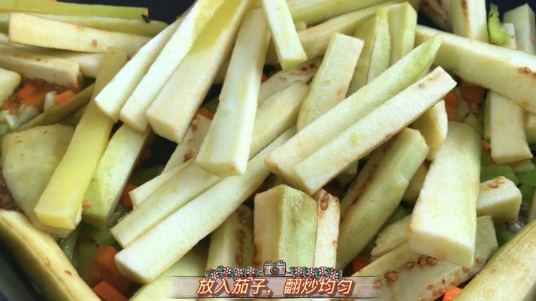 鱼香茄子 番茄鸡蛋面,放入茄子,继续翻炒均匀