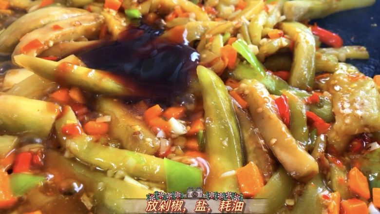 鱼香茄子 番茄鸡蛋面,待茄子变软之后加入一勺<a style='color:red;display:inline-block;' href='/shicai/ 803'>剁椒</a>,少许盐,一勺耗油