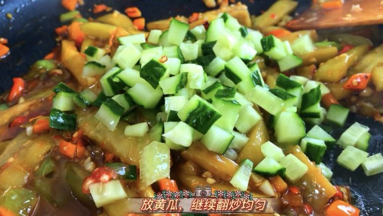 鱼香茄子 番茄鸡蛋面,再放黄瓜继续翻炒均匀