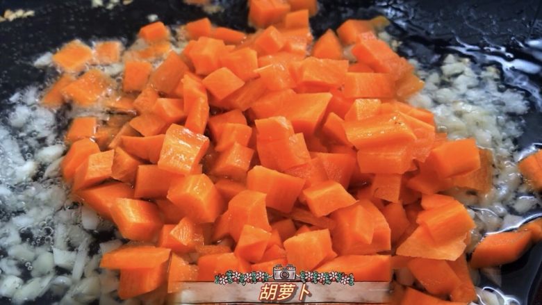 鱼香茄子 番茄鸡蛋面,加入胡萝卜翻炒均匀