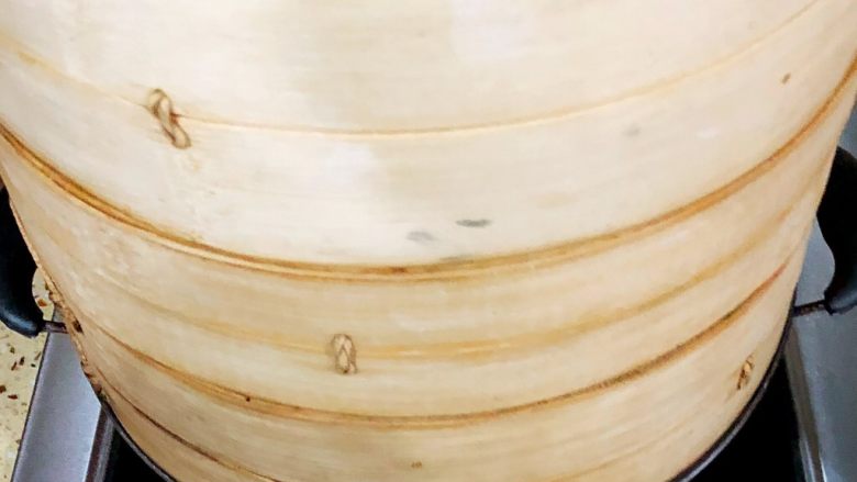 红枣馒头,中火蒸了14分钟、然后关火焖3分钟
刚刚蒸好一定不要猴急打开
一定要焖几分钟 以防急冷引起回缩