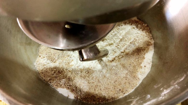 红枣馒头,今天依旧是用厨师机打面
加入红糖奶液
慢速2-3分钟 再中低速7分钟左右
打到面团光滑
如果手揉差不多也是10分钟左右、
揉到 盆光 面光 手光