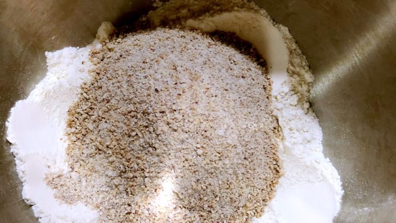 红枣馒头,料理杯打的红枣粉没有破壁机细
会粗一些、