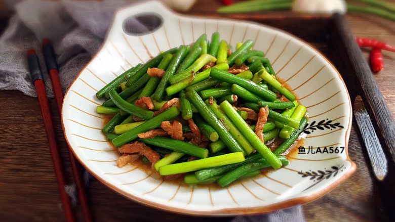 蒜苔炒肉,装盘食用