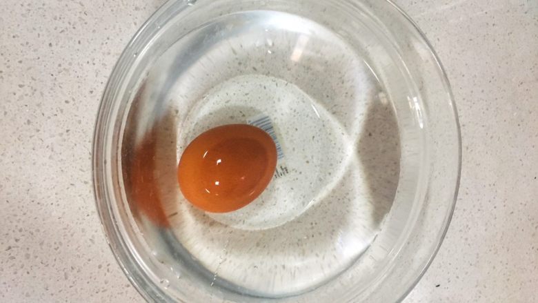 宝宝辅食8M➕:南瓜蛋黄十倍粥,将鸡蛋迅速放入一碗冷水中(会更容易剥壳)
