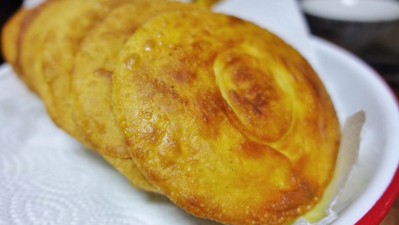 椒盐油饼,两面金黄色即可出锅，放在吸油纸上稍微冷却。
