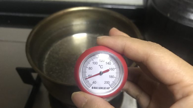 椒盐油饼,<a style='color:red;display:inline-block;' href='/shicai/ 156925'>水</a>煮开到65度。