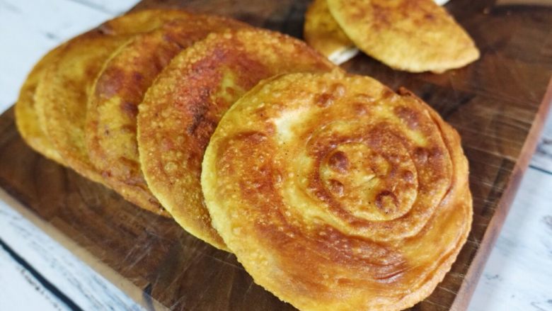 椒盐油饼,如此方法制作完所有油饼。