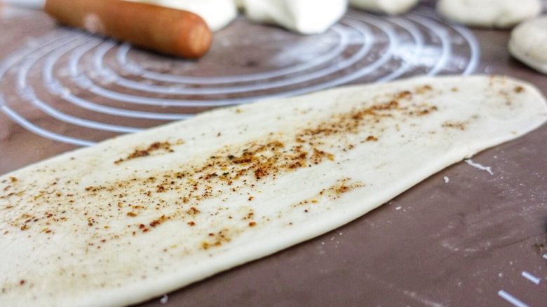 椒盐油饼,取一个小剂子，擀成牛舌状，涂抹植物油，<a style='color:red;display:inline-block;' href='/shicai/ 10404'>花椒面</a>，盐。