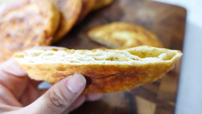 椒盐油饼,稍微晾凉即可按喜好切块或者直接食用。