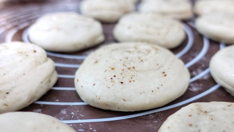椒盐油饼,卷起来之后按扁。