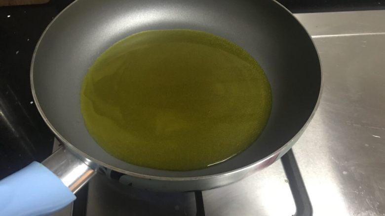 椒盐油饼,锅里倒油烧至七成熟。