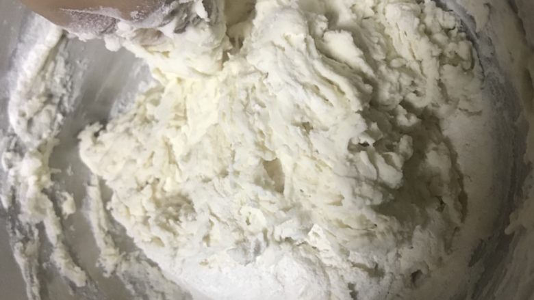 椒盐油饼,倒入<a style='color:red;display:inline-block;' href='/shicai/ 519'>面粉</a>中搅拌成絮状。