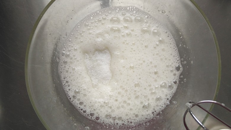 让你不再失败的 戚风蛋糕,蛋白打发手法:
高速打至蛋白出现图中鱼眼泡,第一次加糖,倒入1/3糖,挤入几滴<a style='color:red;display:inline-block;' href='/shicai/ 919'>柠檬汁</a>,没有可不加。