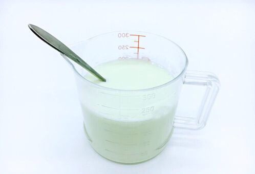草莓蛋挞,搅拌均匀,放到微波炉里加热30秒,目的是让白糖融化。