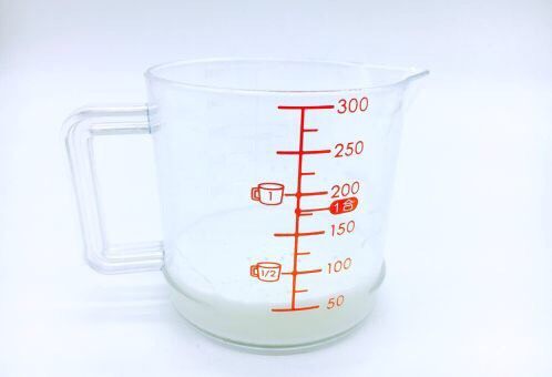 草莓蛋挞,准备好一个容器,先倒入50ml<a style='color:red;display:inline-block;' href='/shicai/ 13431'>纯牛奶</a>。