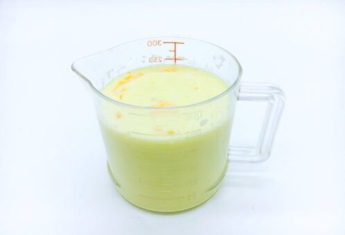 草莓蛋挞,蛋挞液不是很热时,把鸡蛋黄液倒入,轻轻的搅拌均匀,蛋挞液调了备用。