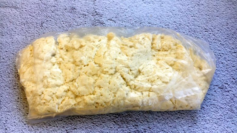 健康美味水饺 猪肉豆腐水饺,将卤水豆腐放在塑料袋里,把豆腐压平碾碎。