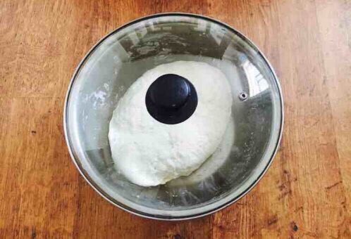 健康美味水饺 猪肉豆腐水饺,在调馅之前我们把面和好,面不妨多和一些,面要稍微柔软些。 和面时水要分次分量往里加,先把它合成絮状,然后再把面和光滑,盖上锅盖或者保鲜膜静置30分钟。