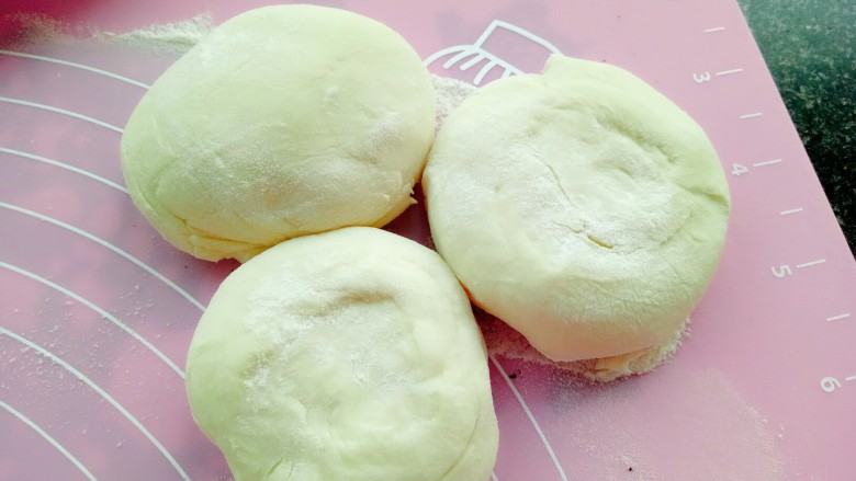 香喷喷的韭菜盒子,醒好的面下面剂