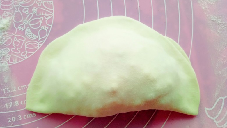 香喷喷的韭菜盒子,对折捏紧